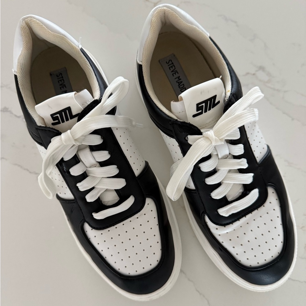 Steve Madden Black + White Sneaker Size 8.5